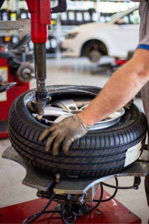 Mechanic controleert oliepeil